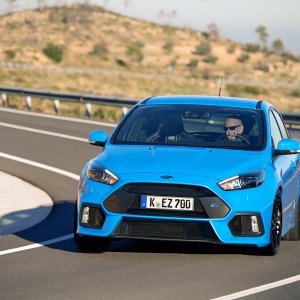 2016-Ford-Focus-RS-front-three-quarter-in-motion-16-2.jpg