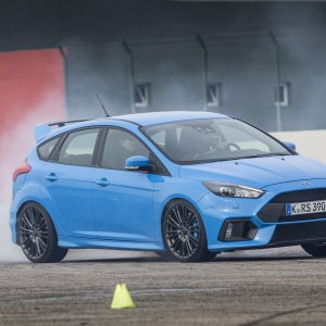 2016-Ford-Focus-RS-front-three-quarter-in-motion-29.jpg