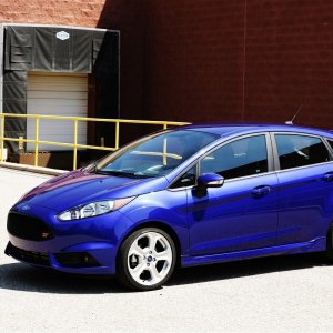 2014-ford-fiesta-st-front-three-quarters-04.jpg