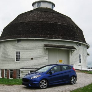 2014-ford-fiesta-st-front-three-quarters-far-barn-02.jpg