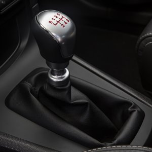 2014-Ford-Fiesta-ST-gear-shifter.jpg