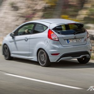 2017-Ford-Fiesta-ST200-111-876x535.jpg